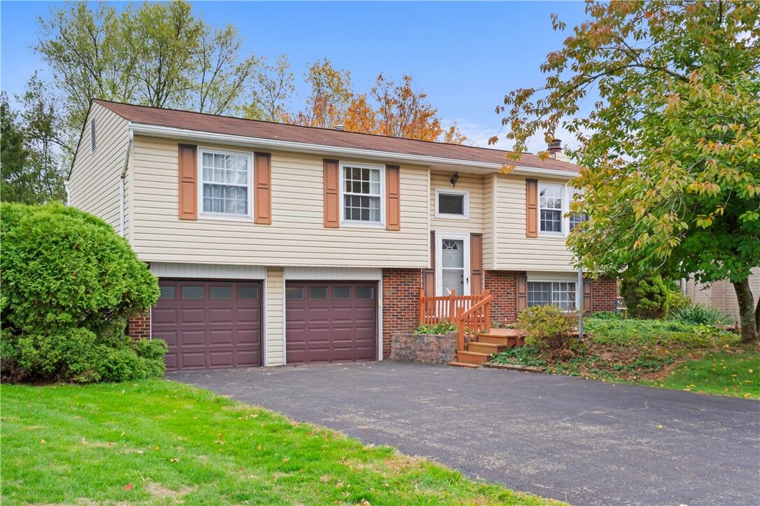 Property Photo:  2016 Pembrook Dr  PA 15116