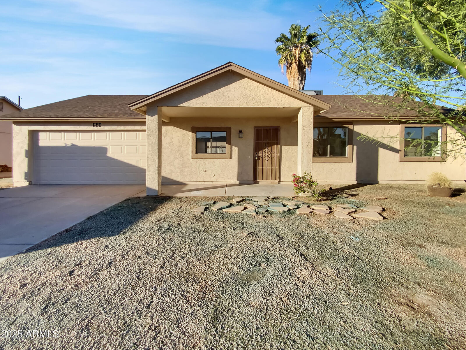 Property Photo:  690 E Osage Avenue  AZ 85119 
