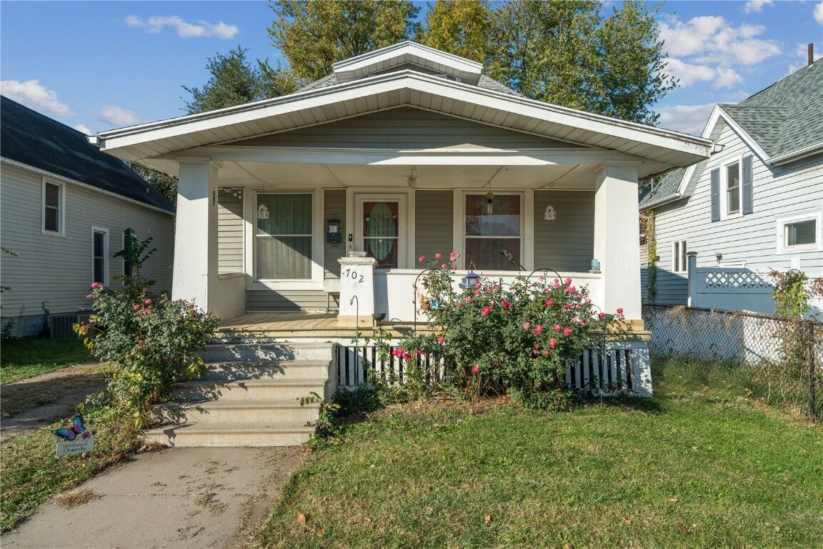 Property Photo:  702 8th Street SW  IA 52404 