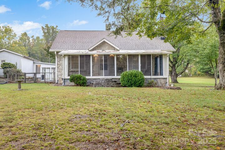 Property Photo: 1819 Windsor Drive NC 28791