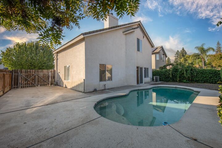 Property Photo:  2356 E Carter Avenue  CA 93730 