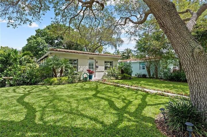 Property Photo: 945 SW 19th St FL 33315