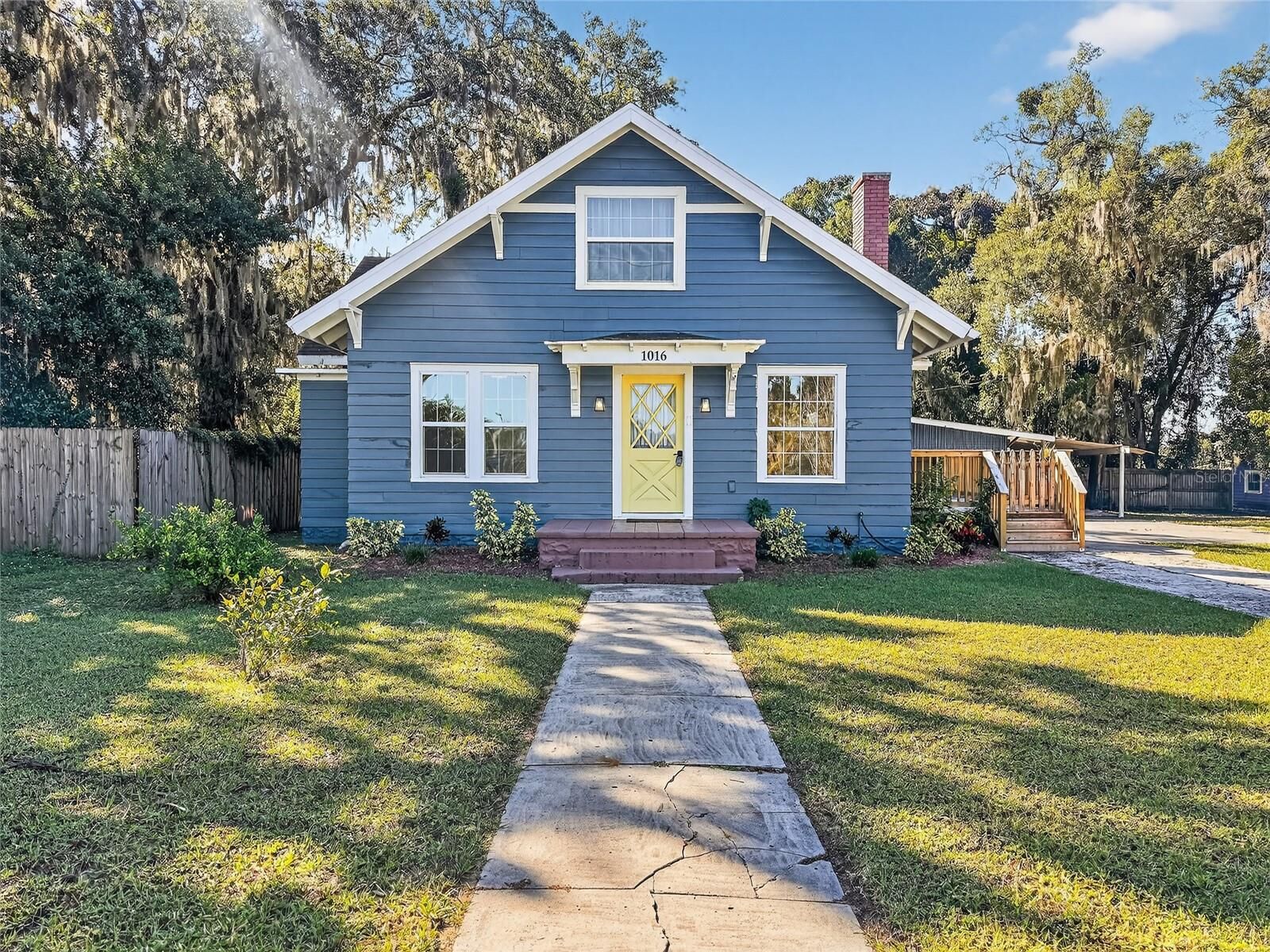 Property Photo:  1016 Washington Avenue  FL 32726 