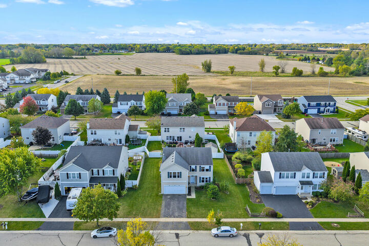 Property Photo: 209 W Sunflower St WI 53121