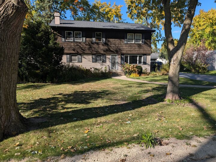 Property Photo: 324 Sunrise Avenue IL 60527