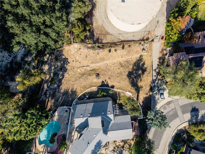 Property Photo: 2829 Willowhaven Drive CA 91214