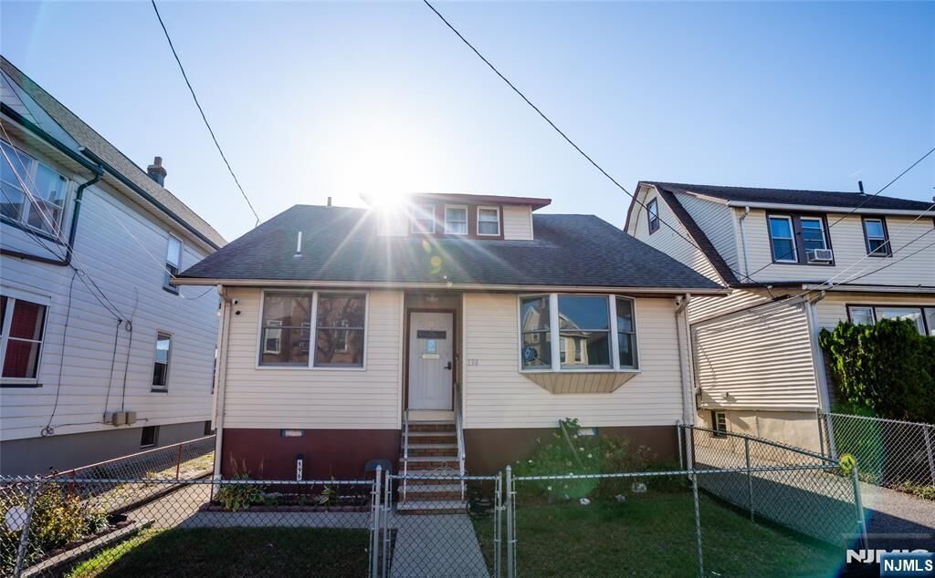 Property Photo:  196 Hayward Place  NJ 07057 