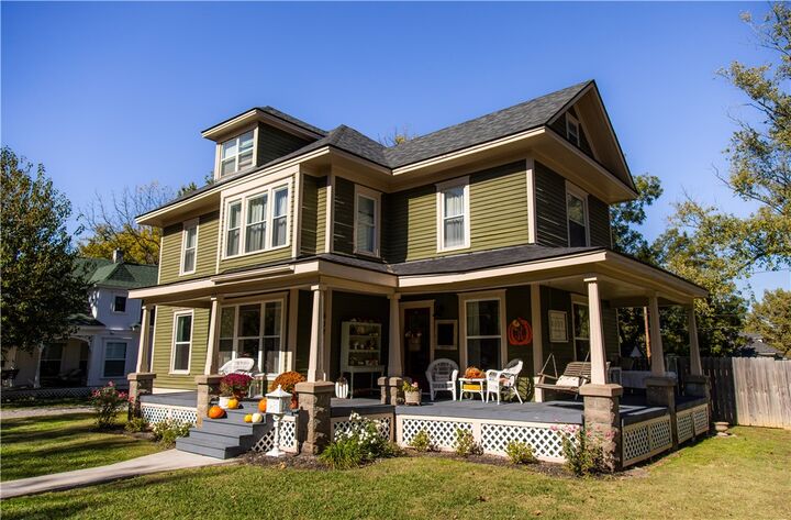 Property Photo:  617 E Delaware Street  AR 72761 