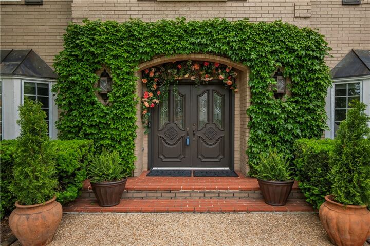 Property Photo: 214 El Contento Drive AR 72712