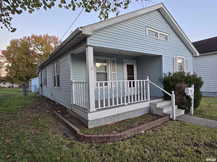 Property Photo:  1028 S Roosevelt Street  IL 62946-2838 