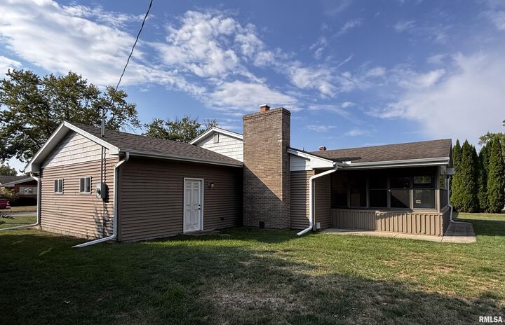 Property Photo: 1033 Sweetbriar Place IL 61401
