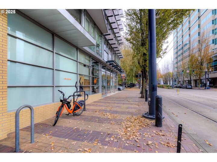 Property Photo: 533 NE Holladay St 703 OR 97232