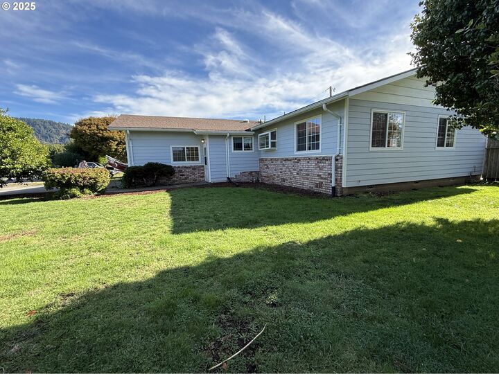 Property Photo: 221 Musser St OR 97415