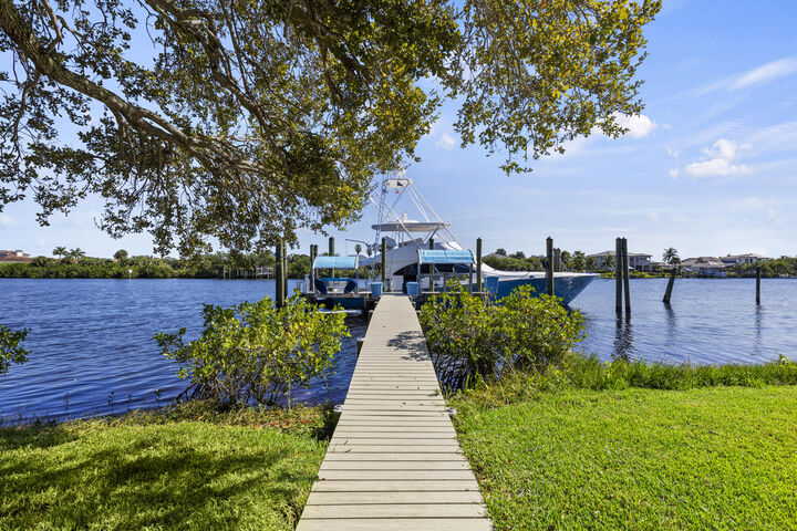 Property Photo:  2821 SE North Lookout Boulevard  FL 34984 