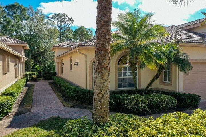 Property Photo:  7032 Willow Pine Way  FL 34986