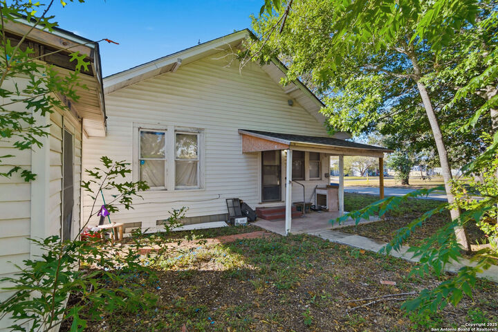 Property Photo:  603 E Court  TX 78155 