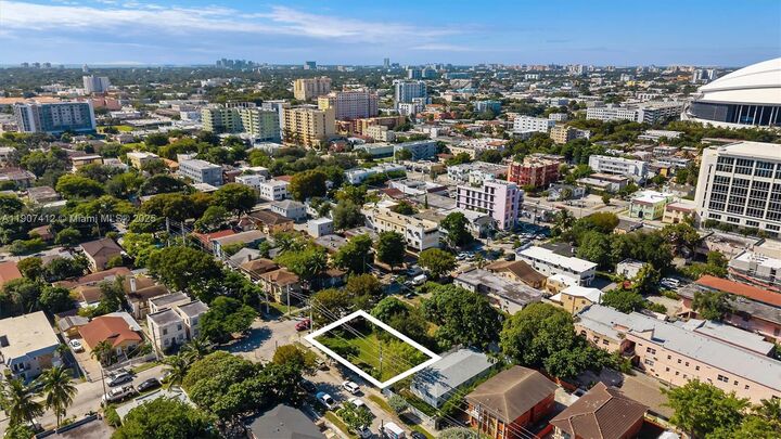 Property Photo:  1101 NW 5th St  FL 33128 