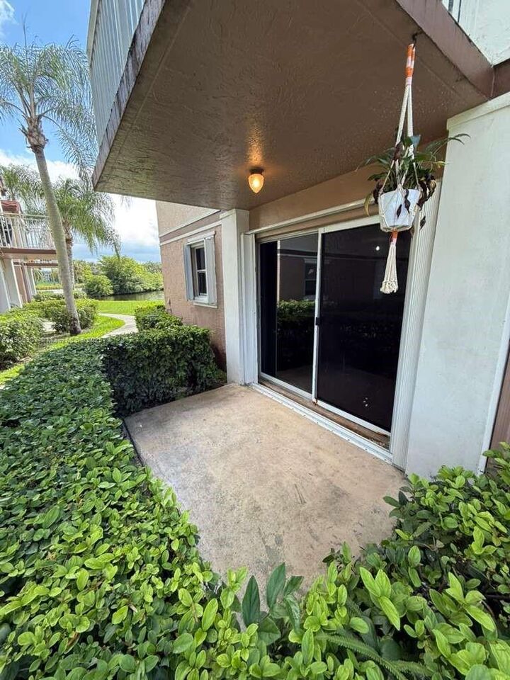 11250 SW 13th St 104  Pembroke Pines FL 33025 photo