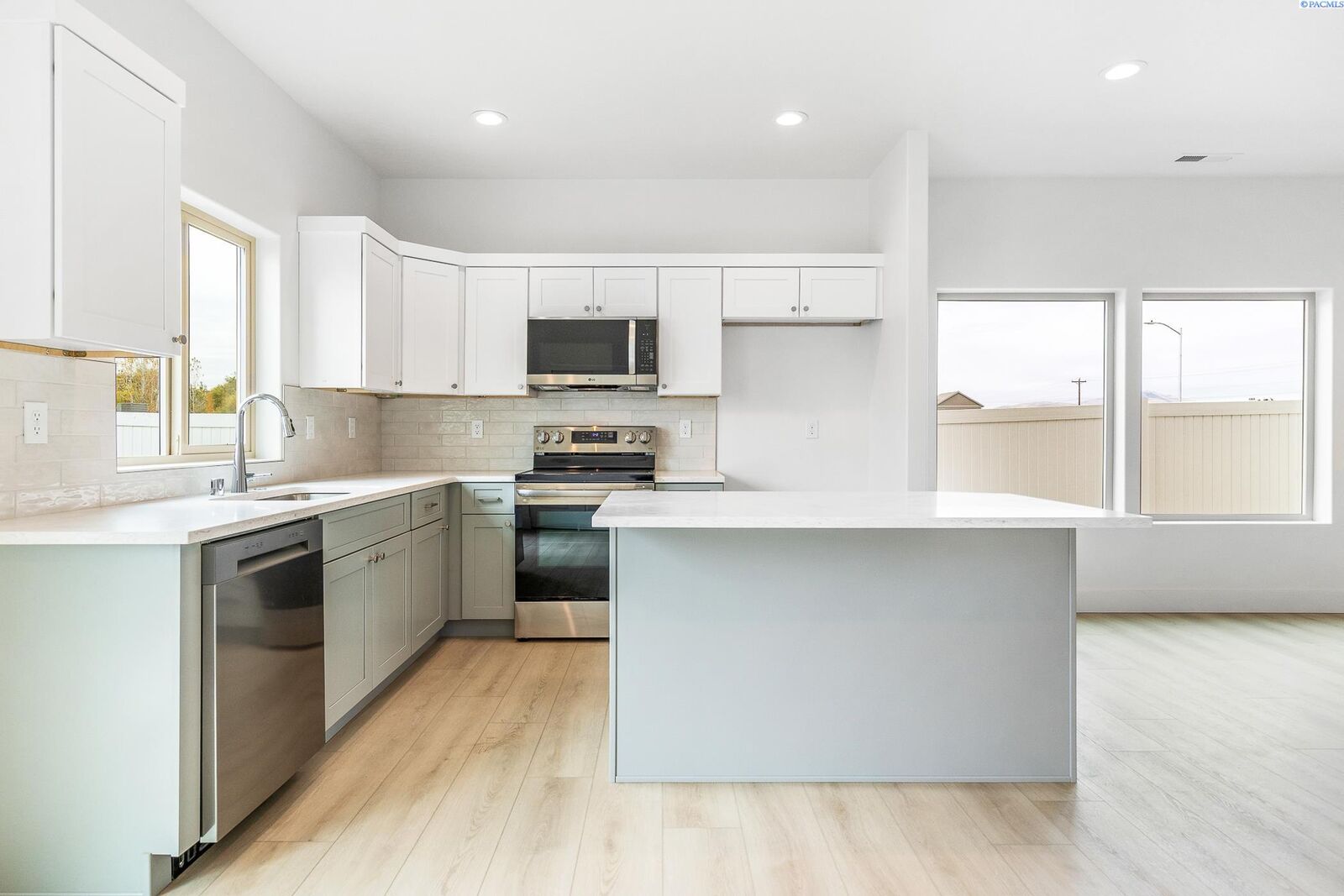 Property Photo: 7487 Grapevine Ct WA 99353