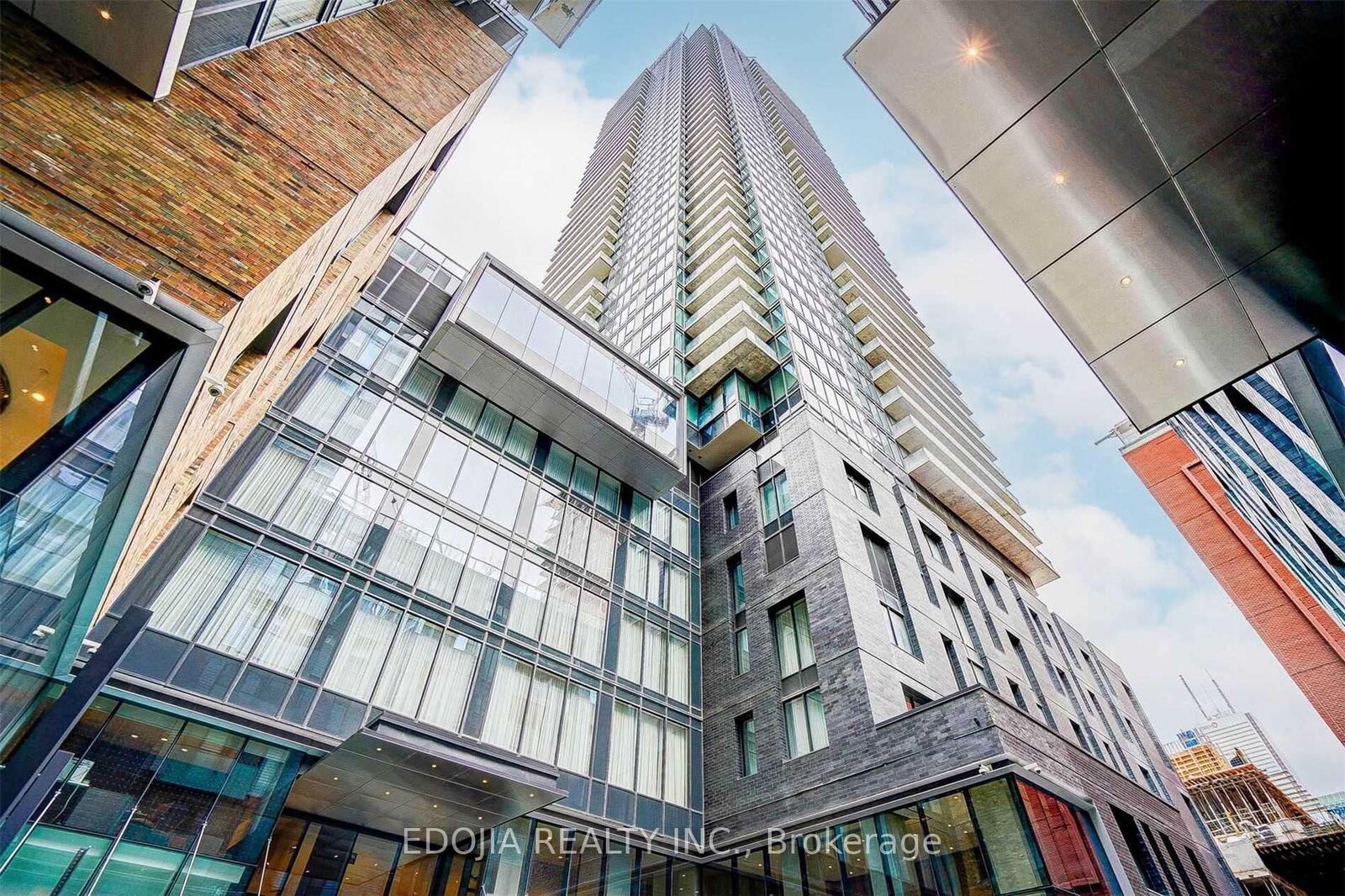 Property Photo:  125 Blue Jays Way 4706  ON M5V 0N5 