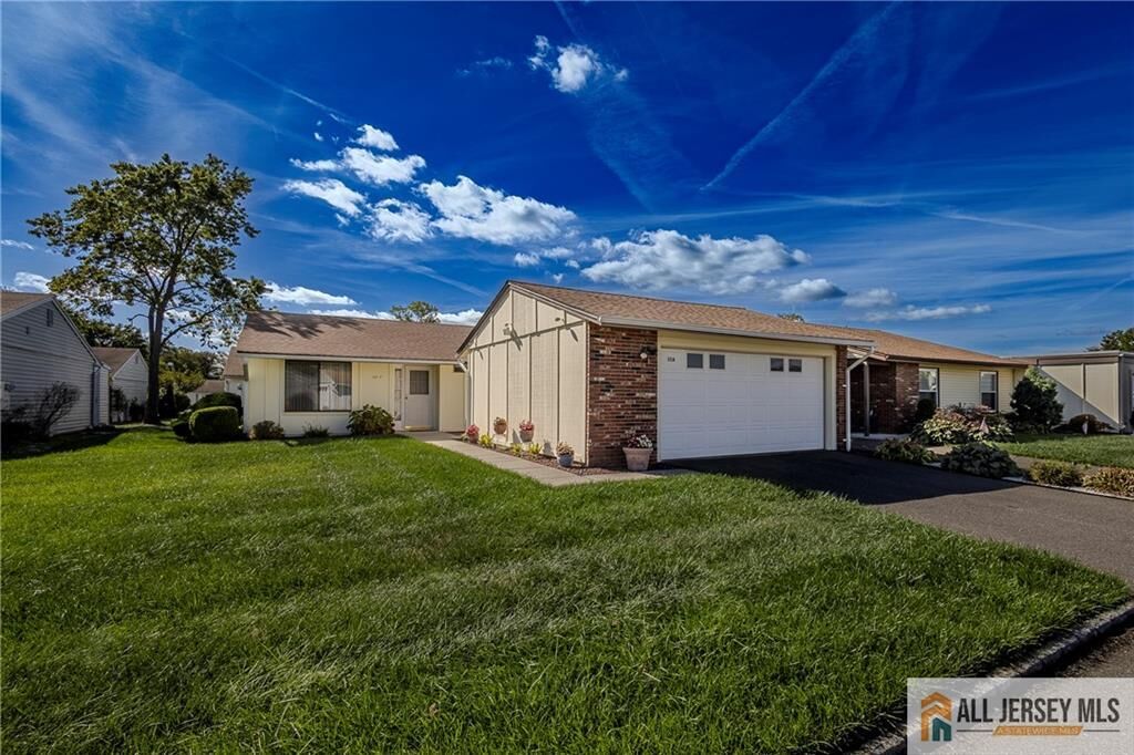 Property Photo:  30 Larch Plaza  NJ 08831 