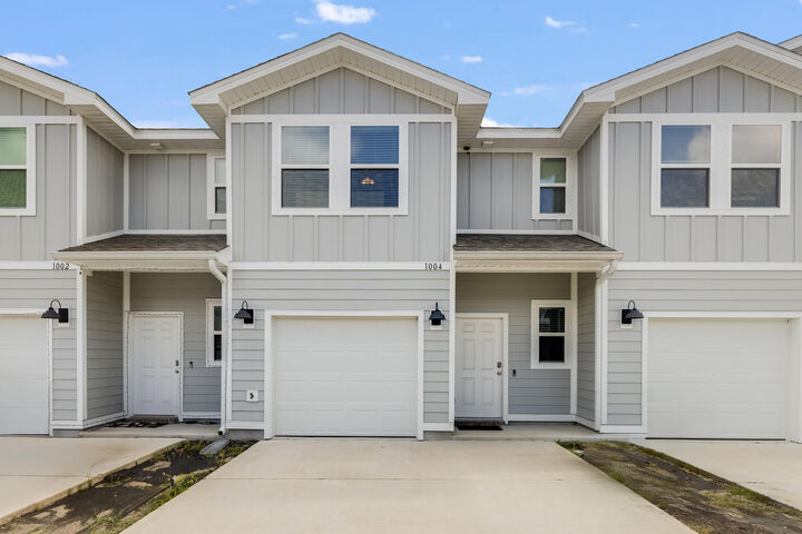 Property Photo: 1004 McLaren Circle FL 32547