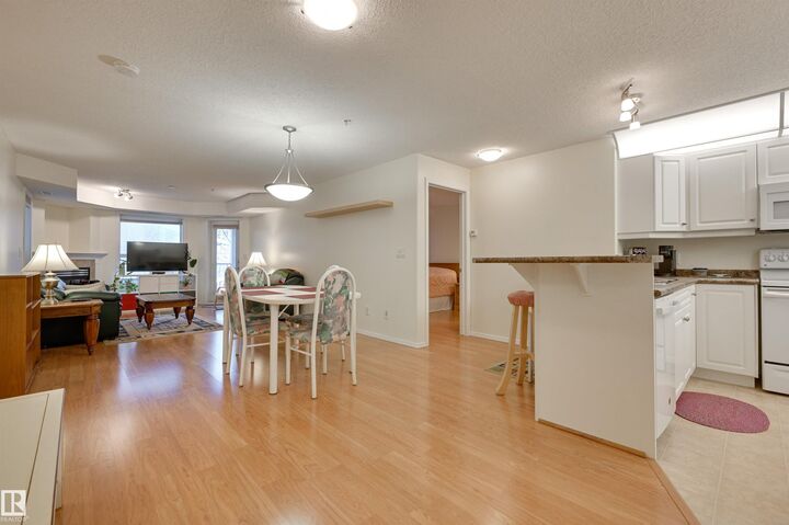 Photo de la propriété: 9008 99 Avenue NW 336 AB T5H 4M6