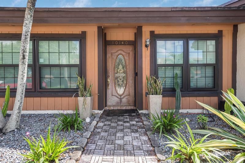 Property Photo: 10140 Phoenix Ave 10140 FL 33026