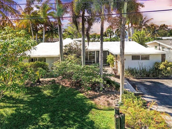 Property Photo: 2625 E Gulfstream Ln FL 33312