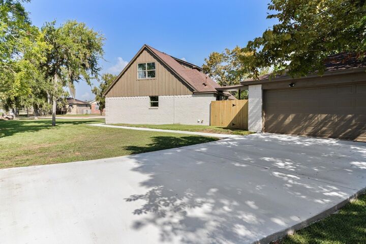 Property Photo: 257 Briarcreek Street TX 77531