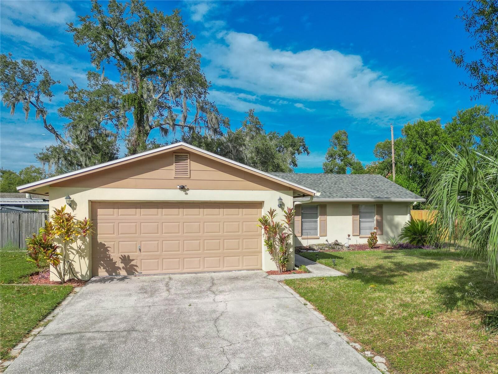 Property Photo: 925 McIntosh Circle FL 33510