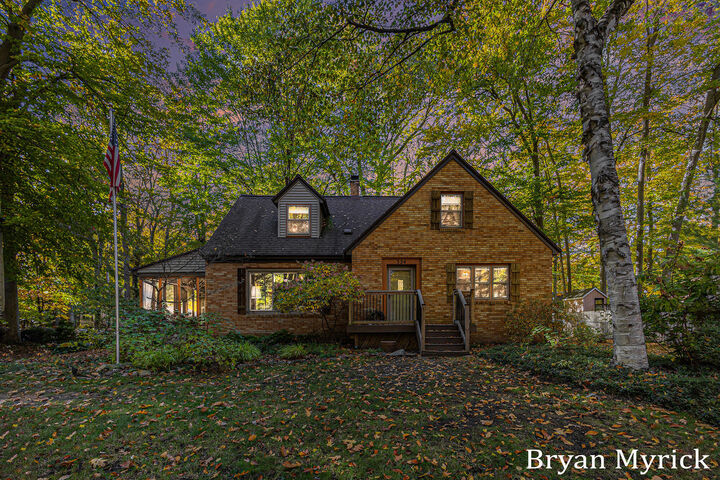 324 Marquette Avenue  Holland MI 49424 photo