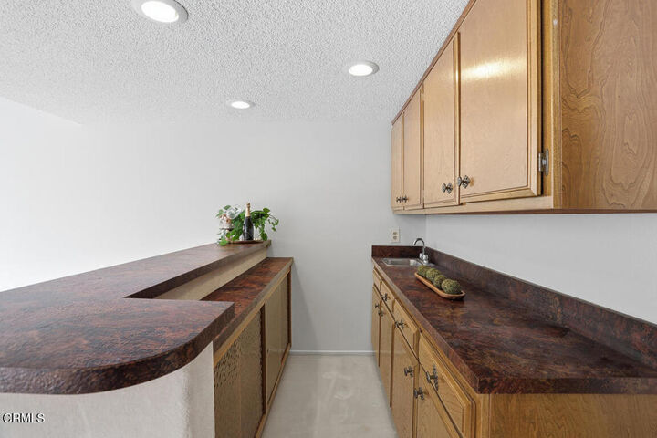 Property Photo:  2048 Valderas Drive  CA 91208 