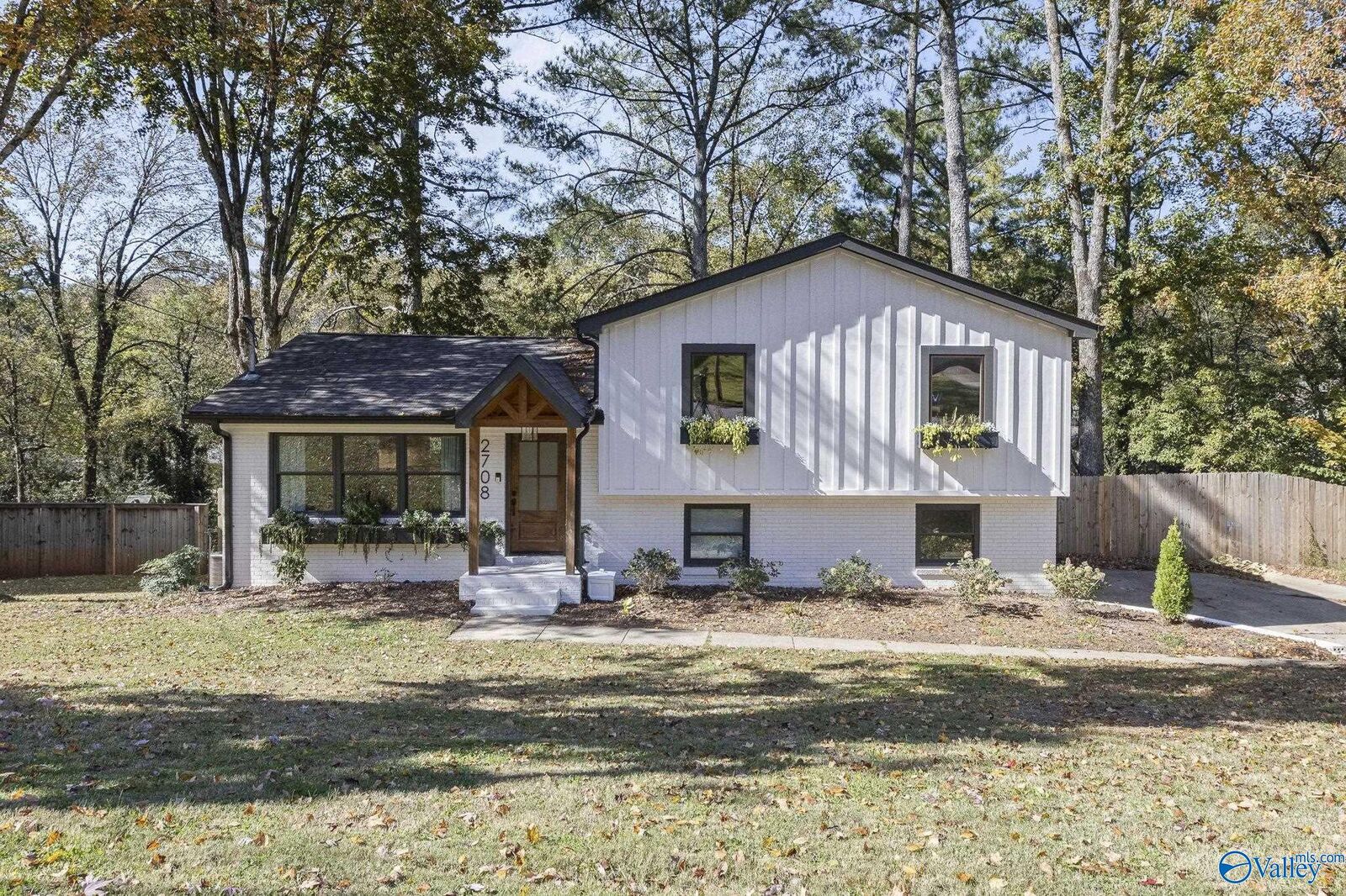 Property Photo: 2708 Briarwood Drive SE AL 35801
