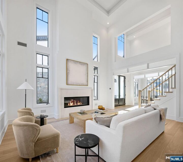 Property Photo:  11 Stone Bridge Court  NJ 07627 