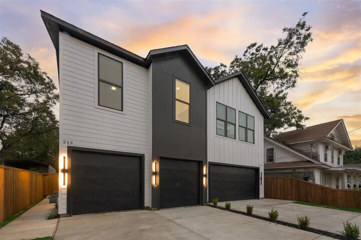 Photo de la propriété:  217 W Yarmouth Street  TX 75208 