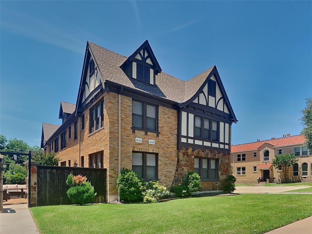 Property Photo:  2100 Forest Park Boulevard  TX 76110 