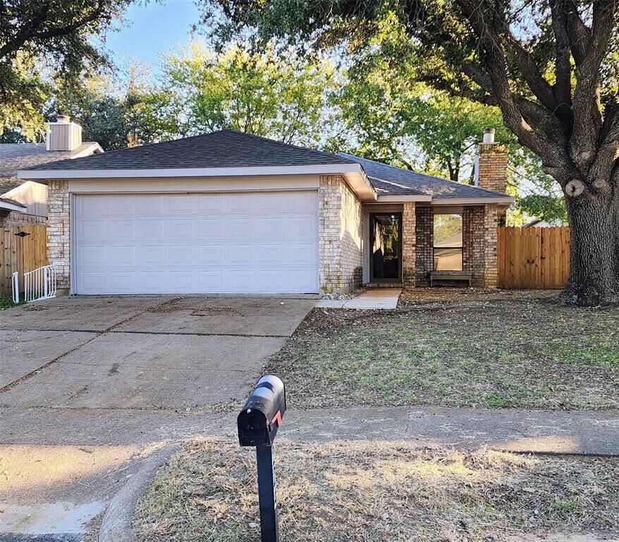 Property Photo:  224 Valley Spring Drive  TX 76018 