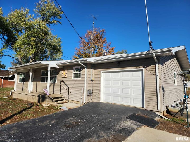 Property Photo: 708 S Broadway Street IL 62884-2063