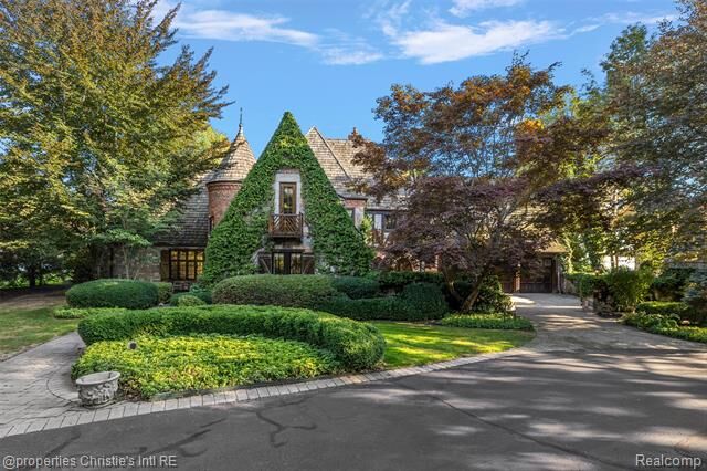 Property Photo: 49016 Pointe Lakeview Drive MI 48047