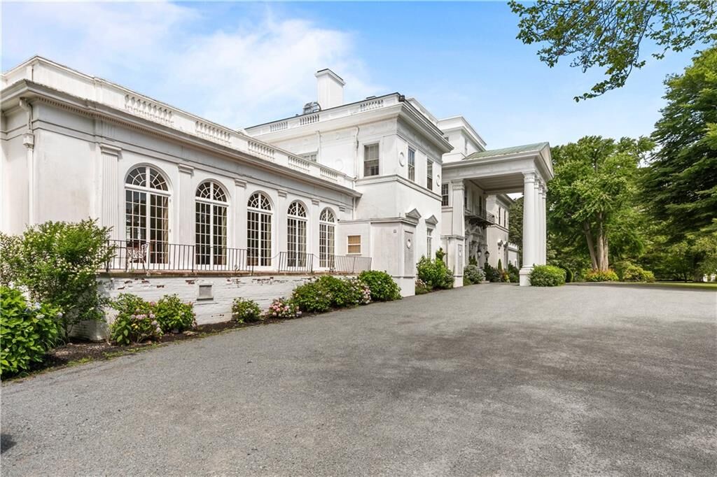 Property Photo: 553 Bellevue Avenue 14 RI 02840