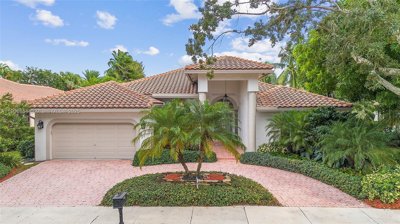 Property Photo: 2734 Oakbrook Dr FL 33332