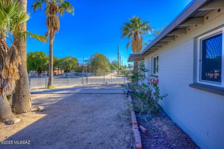 Property Photo: 1201 W Nidito Place AZ 85705