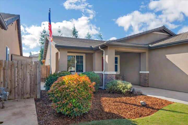 Property Photo: 3031 SE La Vida Court CA 93291