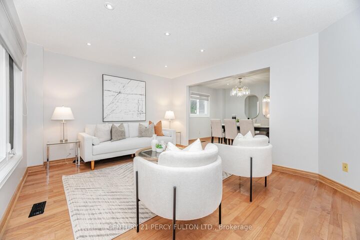 Photo de la propriété:  24 Carle Crescent  ON L1T 3T8 