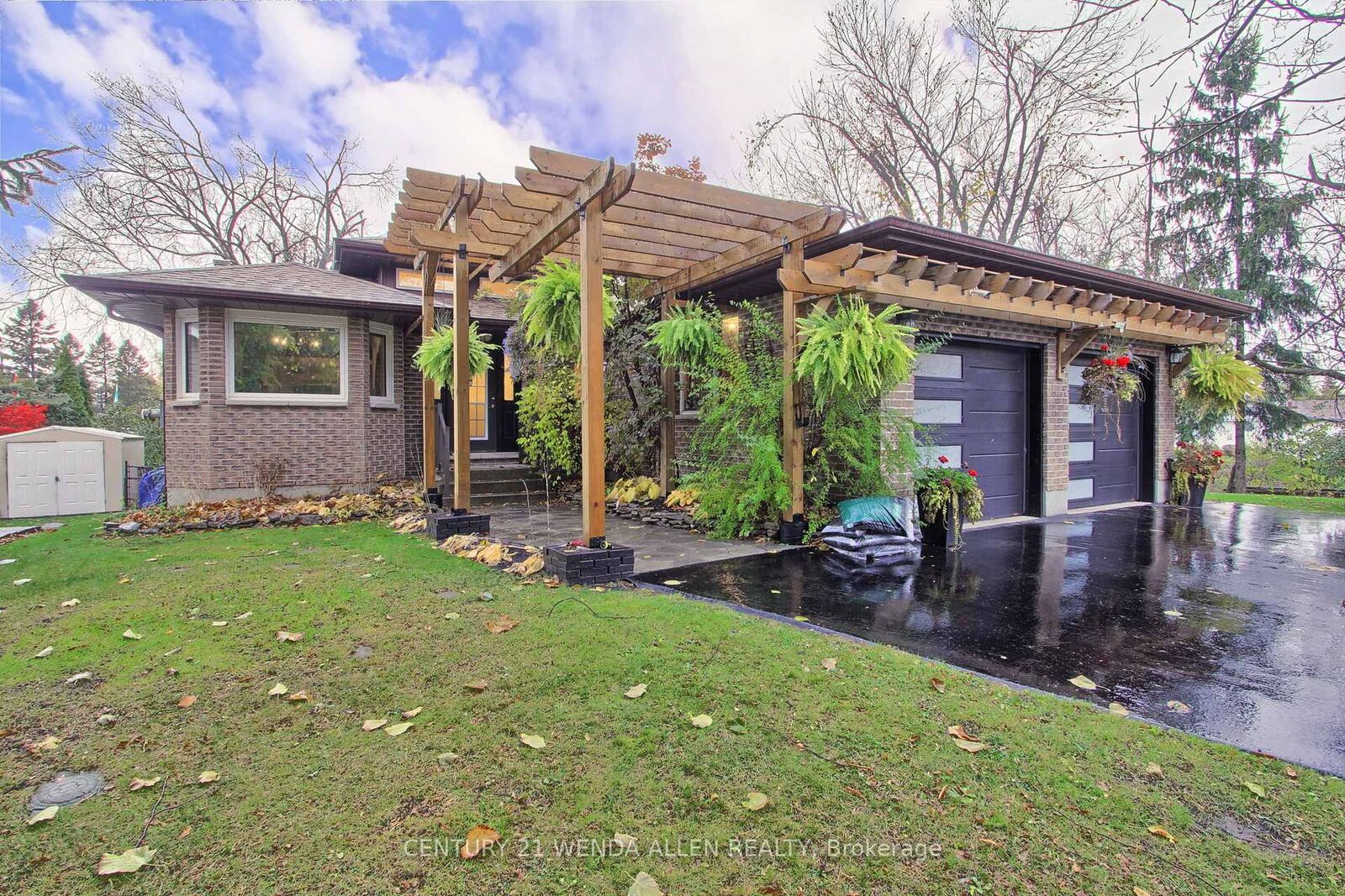 Photo de la propriété:  24 Maple Grove Road  ON K9V 4R6 