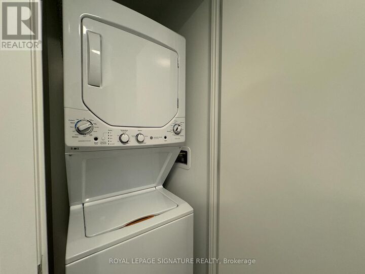 Property Photo:  86 Dundas Street 1110  ON L5A 1W4 