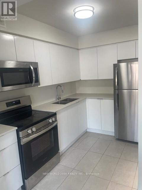 Property Photo:  33 Erskine Avenue 103  ON M4P 1Y6 