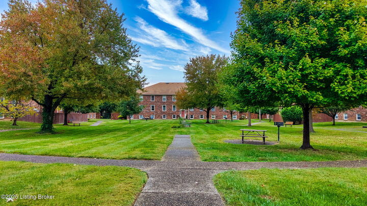 Property Photo: 1007 Lake Pl H-11 KY 40222