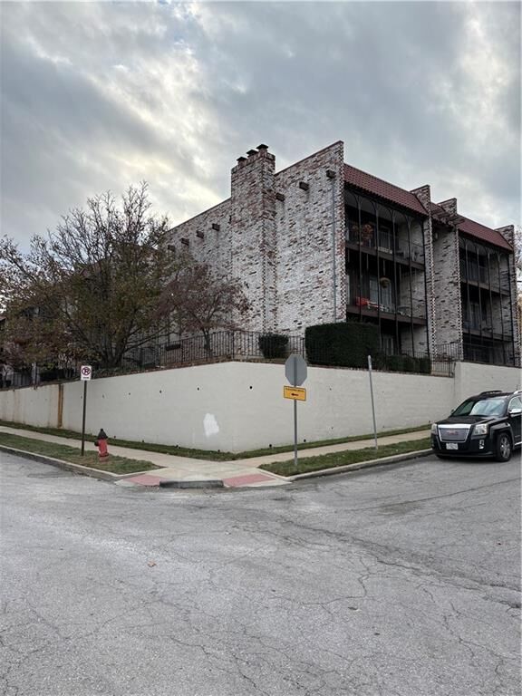 Property Photo:  111 E 50th Street B  MO 64112 